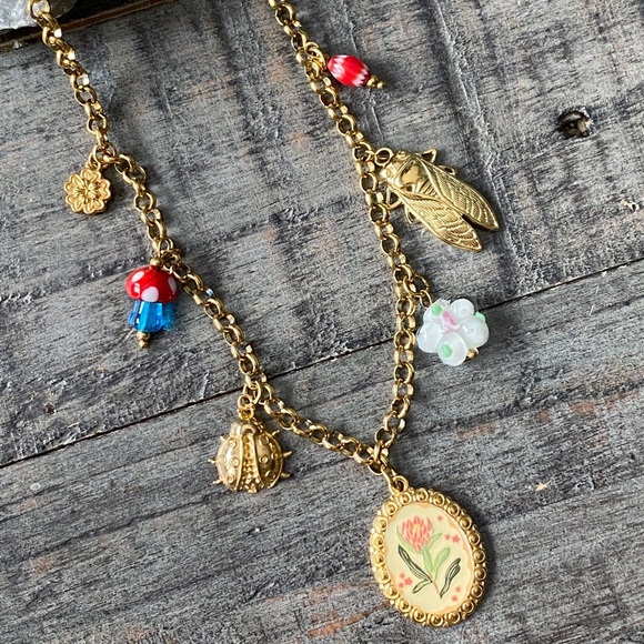 NEW Gold Insect Charm Necklace With Floral Pendant - Picture 6 of 8